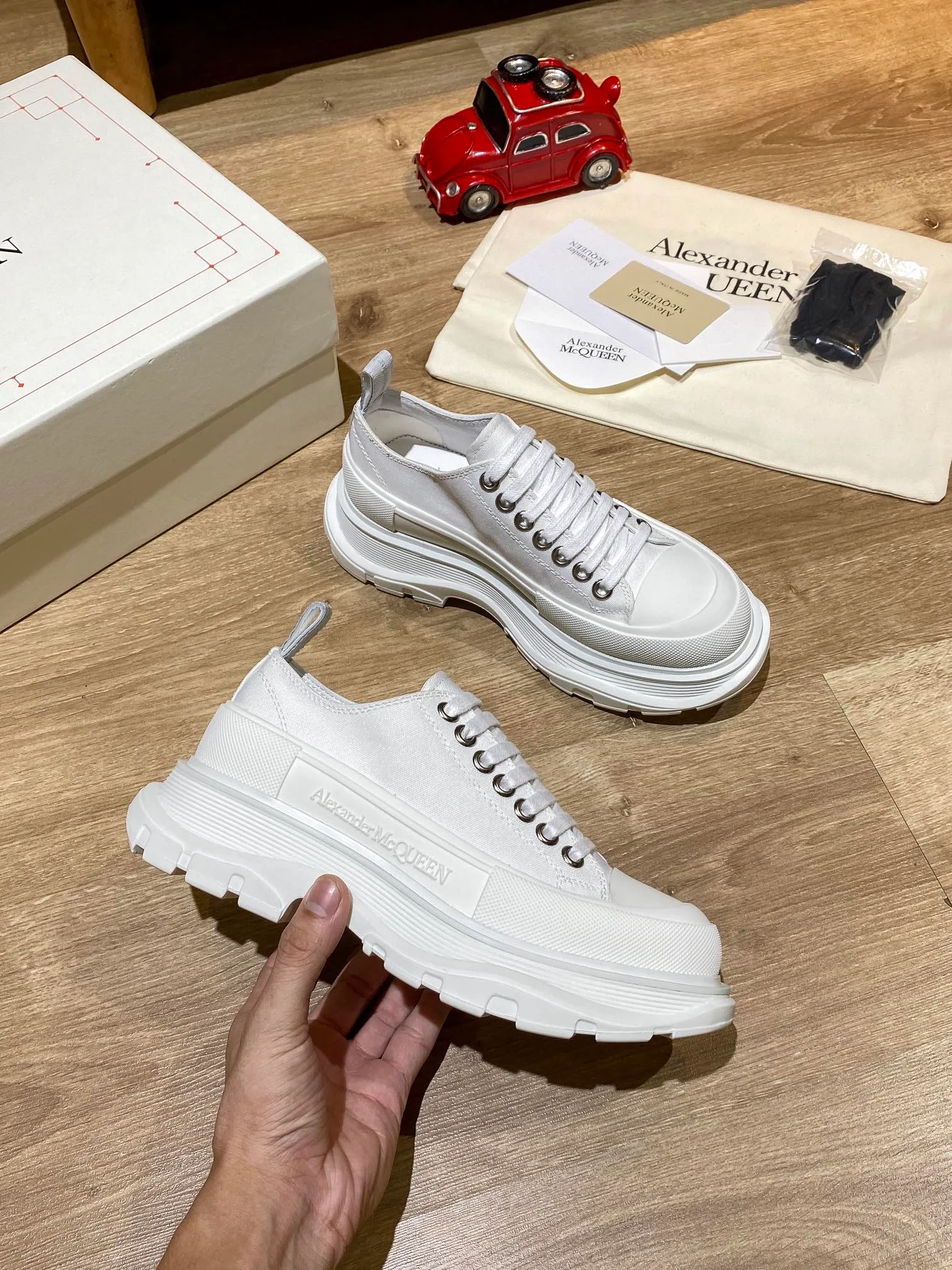 👟👟Ex-factory price 480👟👟 Alexander Mcqueen🚀🚀Couple model👫 MQ McQueen thick-soled platform shoes, the latest spring style in the counter, Xiaohongshu is popular. It is also a casual shoe that increases height and slimming 😄 Does not choose any style. The heel height is 6.5 cm, which is equivalent to wearing a pair of high heels. Slimming is inevitable. Black and white are versatile. Pink looks younger. Several colors are very popular. Purchased from the original order from hk. The highest quality in the market. A popular product, 👍 Material: genuine customized space Monica cloth, goatskin lining, private model TPU multi-layer combination outsole, standard code number, with a full set of the latest packaging at the counter. Code number: 35-40 for women and 39-44 for men.
